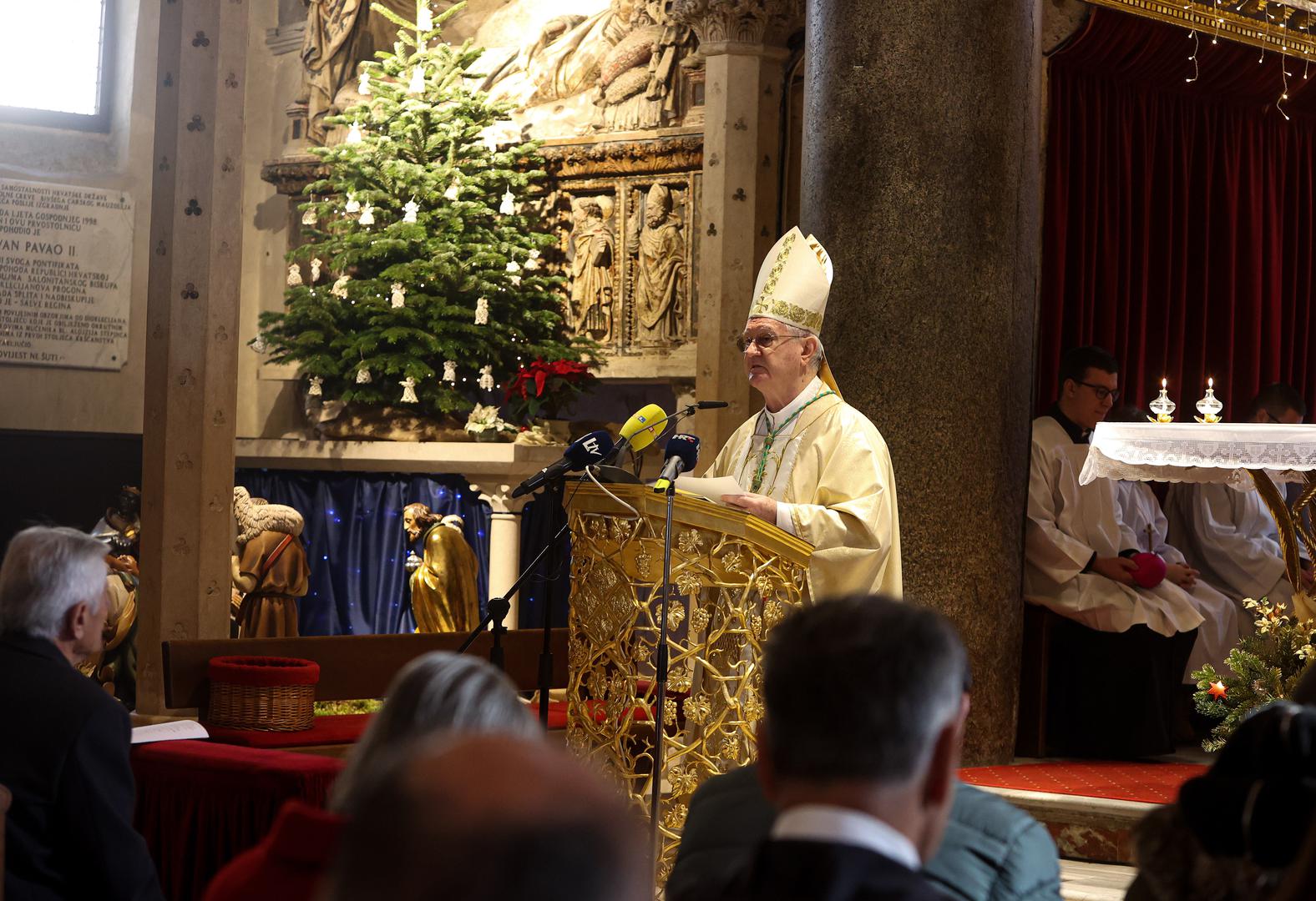 25.12.2023., Split- Splitsko-makarski nadbiskup Zdenko Krizic predvodio na Bozic svecano euharistijsko slavlje u splitskoj katedrali. Photo: Ivana Ivanovic/PIXSELL