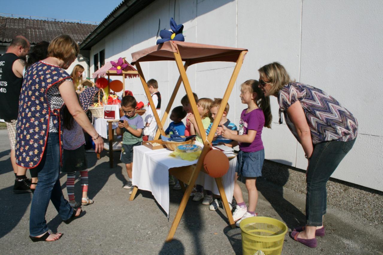 '24.05.2011.,Karlovac- Djeca i zaposlenici vrtica Rakovac organizirali druzzenje,tombolu te prodaju raznih predmeta kako bi prikupili novce za ogradu oko vrtica. Dominik Grguric/PIXSELL'