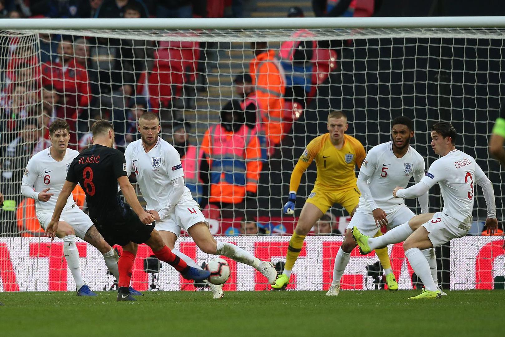 ENG, UEFA Nations League, England vs Kroatien 18.11.2018, Wembley Station, London, ENG, UEFA Nations League, England vs Kroatien, Liga A, Gruppe 4, im Bild Nikola Vlasic of Croatia has a shot on goal that is blocked by Ben Chilwell of England // Nikola Vlasic of Croatia has a shot on goal that is blocked by Ben Chilwell of England during the Nations League, League A, Group 4 match between England and Croatia at the Wembley Station in London, England on 2018/11/18. EXPA Pictures © 2018, PhotoCredit: EXPA/ Focus Images/ Paul Chestertonr"nr"n*****ATTENTION - for AUT, GER, FRA, ITA, SUI, POL, CRO, SLO only***** EXPA/ Focus Images/ Paul Chesterton 