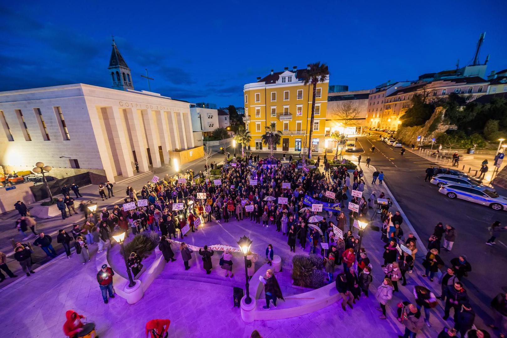 08.03.2024., Split - U organizaciji udruge Domine na nocnom marsu okupile su se mnogobrojne splitske zene. Photo: Zvonimir Barisin/PIXSELL