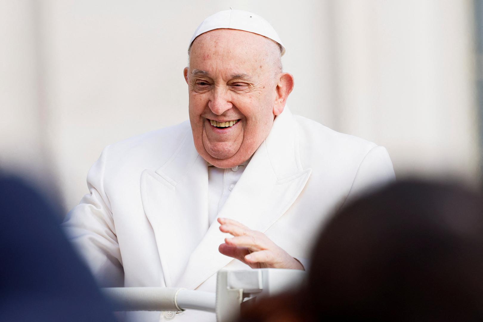 Pope Francis greets people as he arrives for the weekly general audience, in St. Peter's Square at the Vatican, March 6, 2024. REUTERS/Remo Casilli  REFILE - CORRECTING YEAR FROM "2023" TO "2024\ Photo: REMO CASILLI/REUTERS