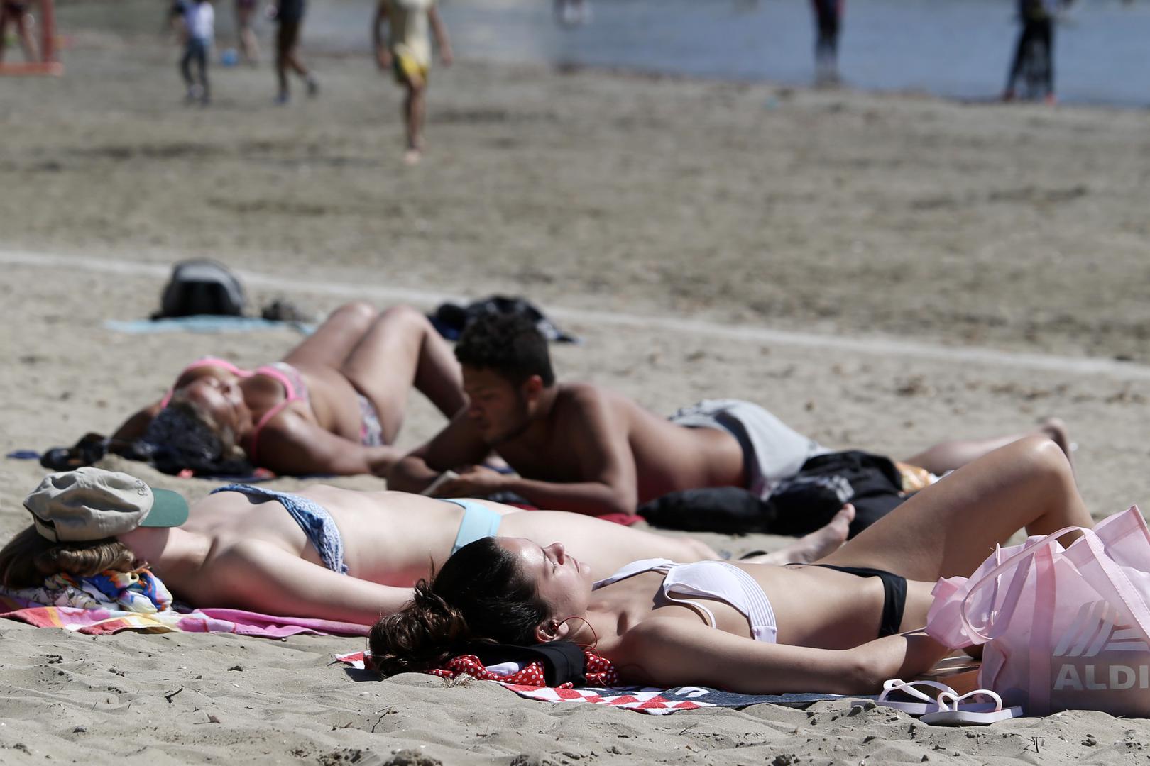 Toplo i sunčano vrijeme ove je nedjelje izmamilo brojne Splićane na poznatu plažu Bačvice.