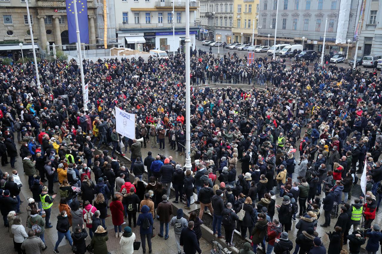 Zagreb: Pogled na glavni Trg i mnoštvo okupljenih na prosvjedu protiv ekonomskih mjera