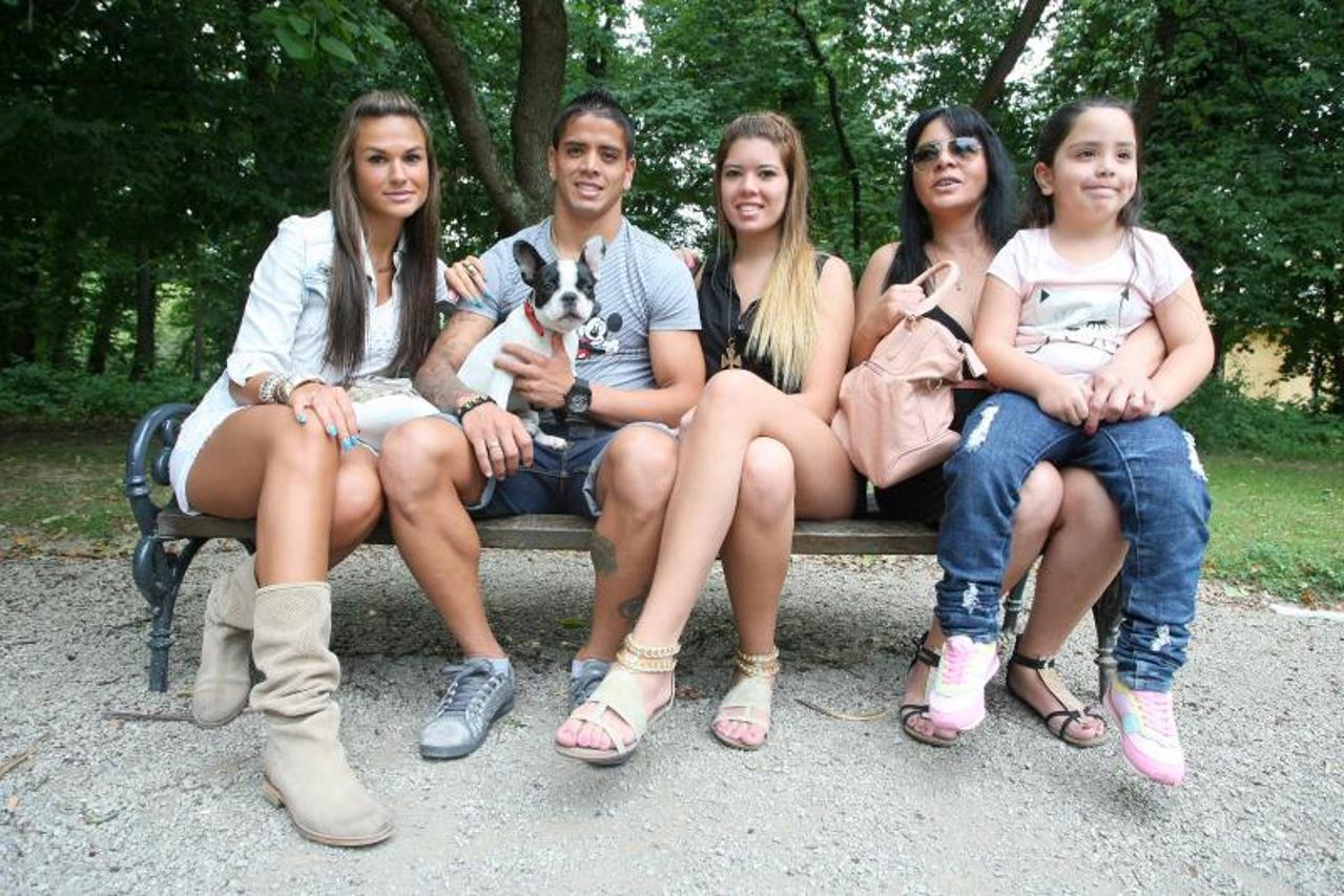 '15.07.2012., Zagreb - Luis Ibanez sa svojom obitelji u setnji gradom i Maksimirom. Djevojka Matea, sestre Carla i  Valentina te majka Alejandra.  Photo: Petar Glebov/PIXSELL'