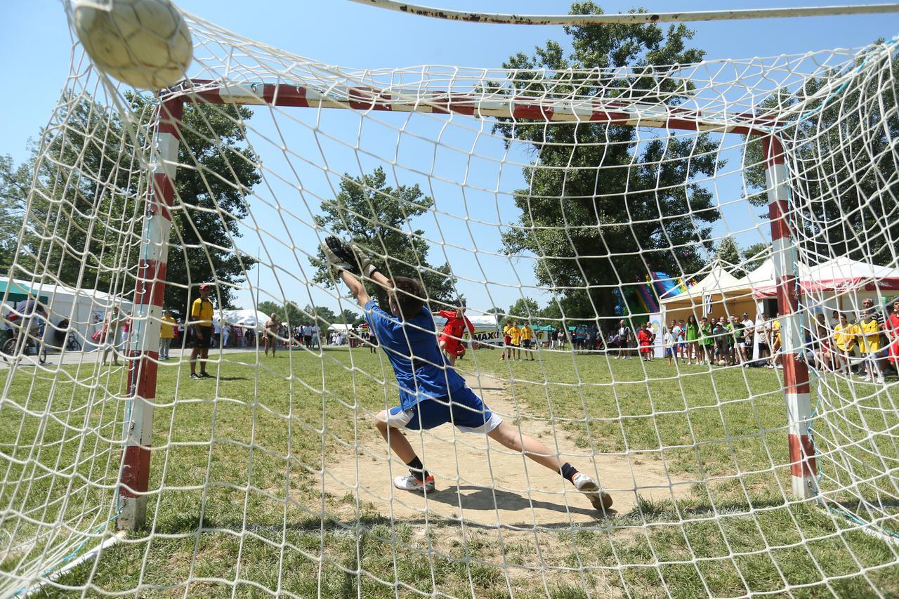 16.06.2013., Zagreb - Malonogometni turnir Maxxx u organizaciji sportskog lista Max za djecake i djevojcice osnovnih skola na livadi uz veliko jezero na Jarunu.  Photo: Marko Lukunic/PIXSELL