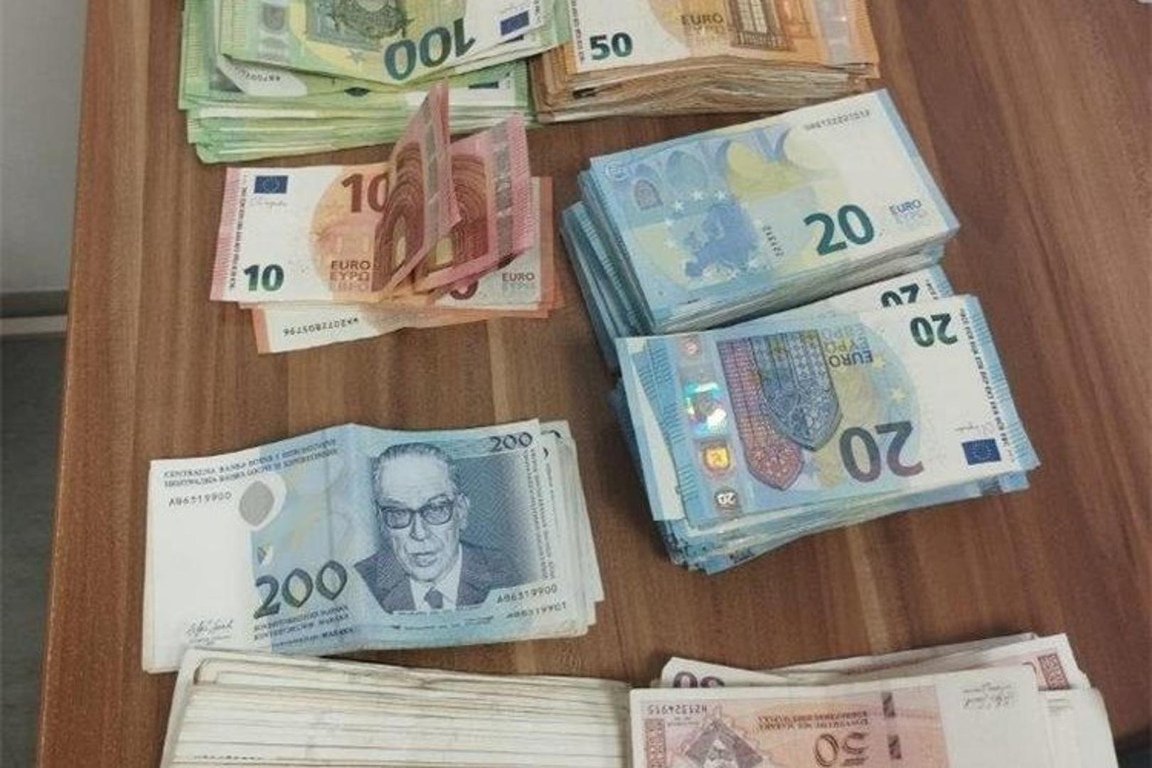 Na graničnim prijelazima Bajakovo i Stara Gradiška spriječen je tako pokušaj nezakonitog iznosa i unosa gotovine u ukupnom iznosu od 51.020 EUR i 10.100 BAM. 