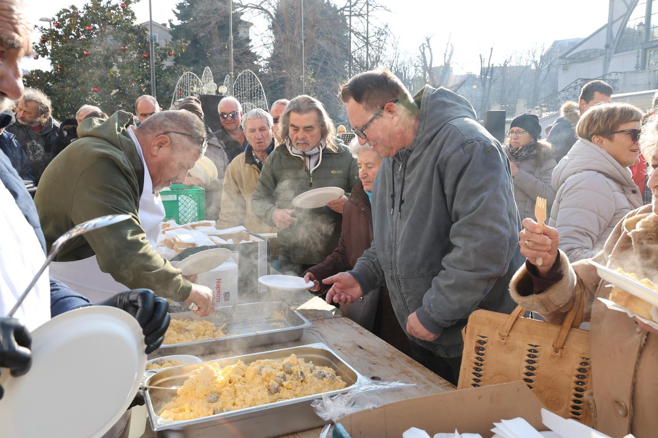 Na Pulskoj trznici tradicionalno se na staru godinu sprema fritaja a ove godine je od kobasica s 2025 jaja. Spremanju fritaje pridruzio se i Pulski gradonacelnik Filip Zoricic sa suprugom.