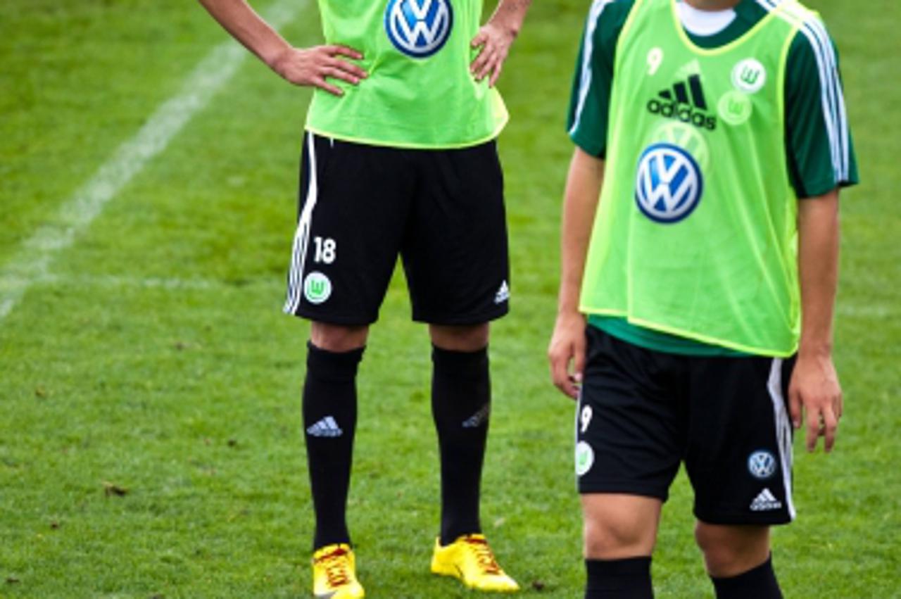 '18.07.2010, Stadion Wilder Kaiser, Going, AUT, VFL Wolfsburg Training, im Bild immer wieder suchen sich die beiden - Mario Mandzukic, VFL Wolfsburg (# 18) und Edin Dzeko, VFL Wolfsburg (# 9),  Foto: 