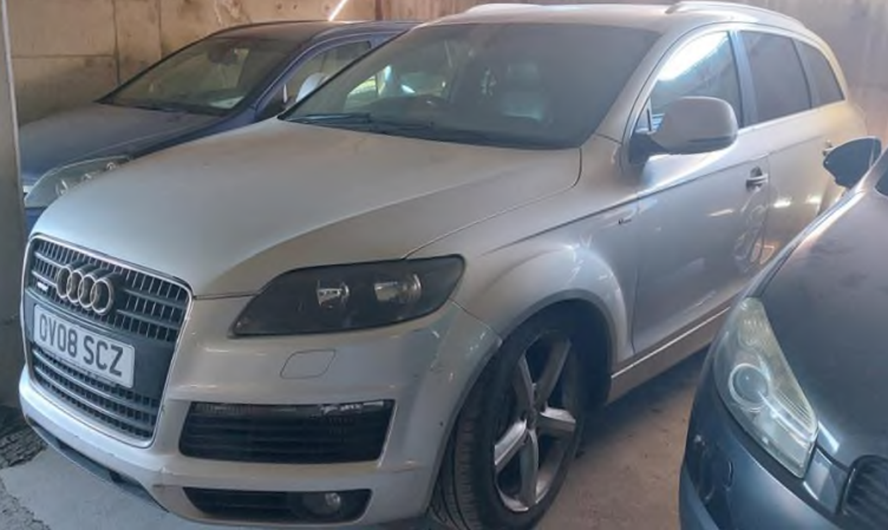 Audi Q7 3.0 TDI Quatro: Godina proizvodnje je 2008., boja je srebrna s efektom, a snaga motora je 176 kW. Mjenjač je automatski, pogon na sva četiri kotača, a početna cijena mu je 402,80 eura uz trošak procjene od 53,09 eura. U oglasu stoji i napomena da je kupac vozila dužan nadležnoj Carinskoj upravi izvršiti prijavu kupnje vozila radi obračuna i plaćanja uvoznih davanja (carina i porez na dodanu vrijednost) i eventualnih troškova posebnog poreza na motorna vozila i naknade za gospodarenje otpadnim vozilima u slučaju registracije vozila.
