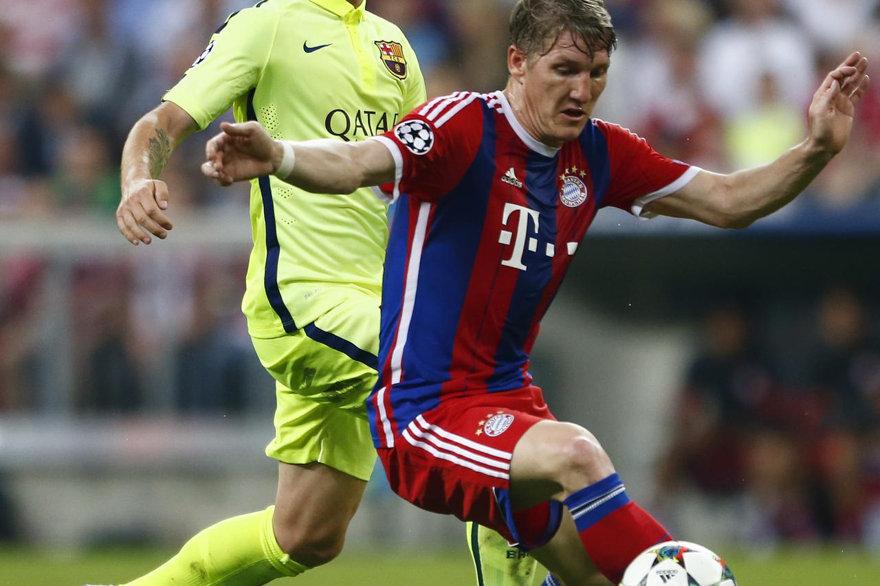 Football - Bayern Munich v FC Barcelona - UEFA Champions League Semi Final Second Leg - Allianz Arena, Munich, Germany - 12/5/15  Barcelona's Ivan Rakitic in action with Bayern Munich's Bastian Schweinsteiger Reuters / Michaela Rehle