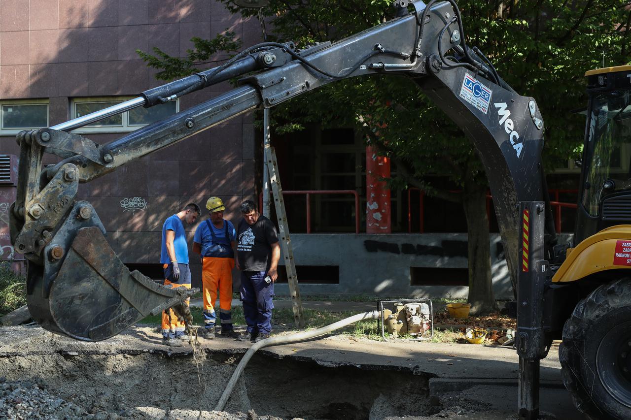 Zagreb: Zbog puknuća cijevi dio Novog Zagreba bez vode 