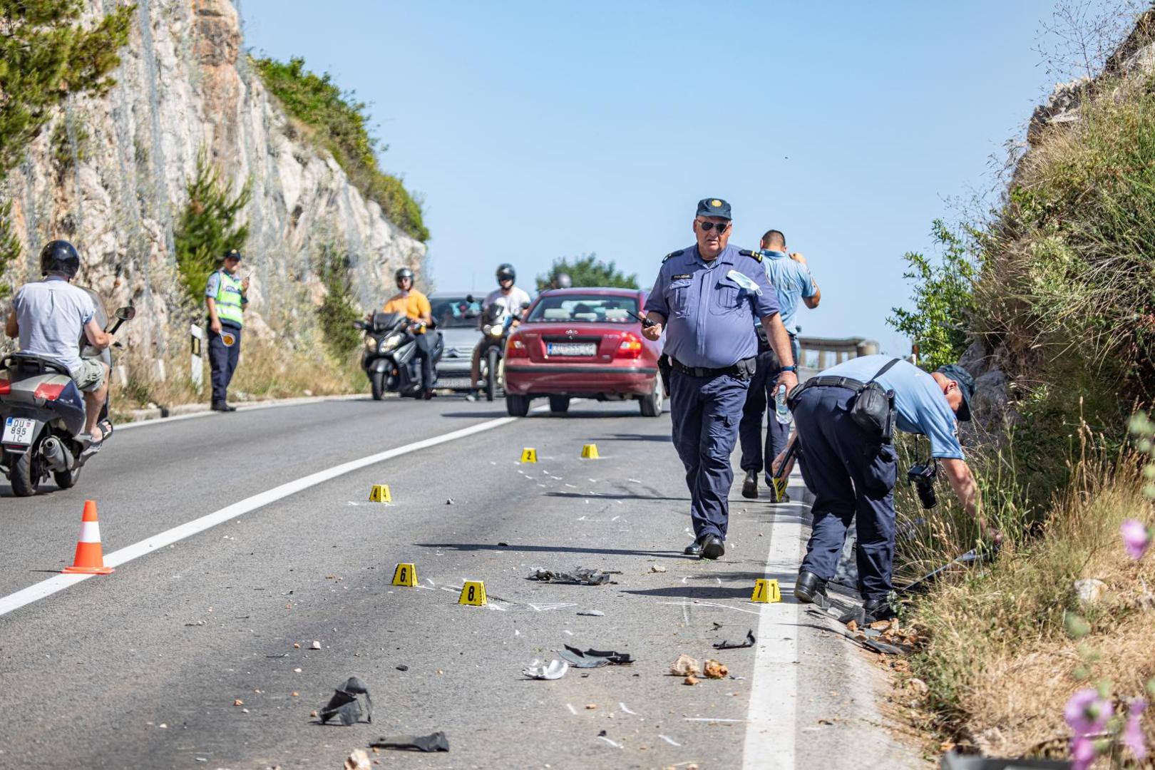 28.06.2021., Jadranska magistrala, Dubrovnik - U prometnoj nesreci koja se oko 14.35 sati dogodila kod Vidikovca doslo je do slijetanja dvaju osobnih vozila s magistralne ceste D-8. Interventne sluzbe na terenu zbrinule su unesrecene, a razloge slijetanja vozila s JTC pokazat ce ocevid. Nesluzbeno se doznaje da su u provaliju sletjela dvojica mladjih muskaraca koja su upravljala vozilima u trenutku slijetanja s glavne ceste.
Photo: Grgo Jelavic/PIXSELL