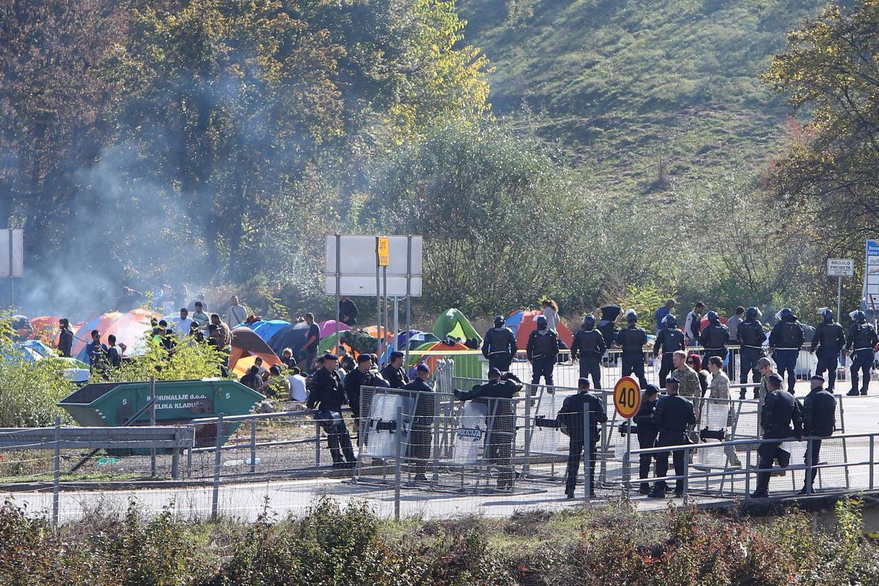 Migranti i policija