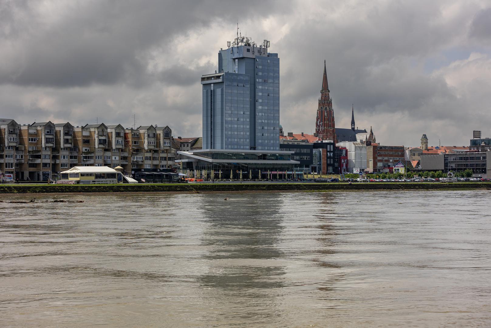 17.05.2023., Osijek - Drava kod Osijeka stigla je do 269 centimetara jutros u 8 sati. U odnosu na zadnja 24 sata i vodostaj od 233 centimetra jucer u 8 sati, to je rast od 36 centimetara. Drava i dalje raste od 1 do 3 centimetra na sat, najvise 6 u jednom trenutku. Photo: Davor Javorovic/PIXSELL