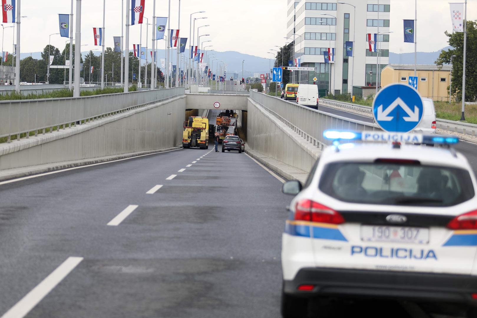 Naime, kamion tvrtke Vodotehnika imao je pozadi podignut kran koji je zapeo za strop podvožnjaka. 