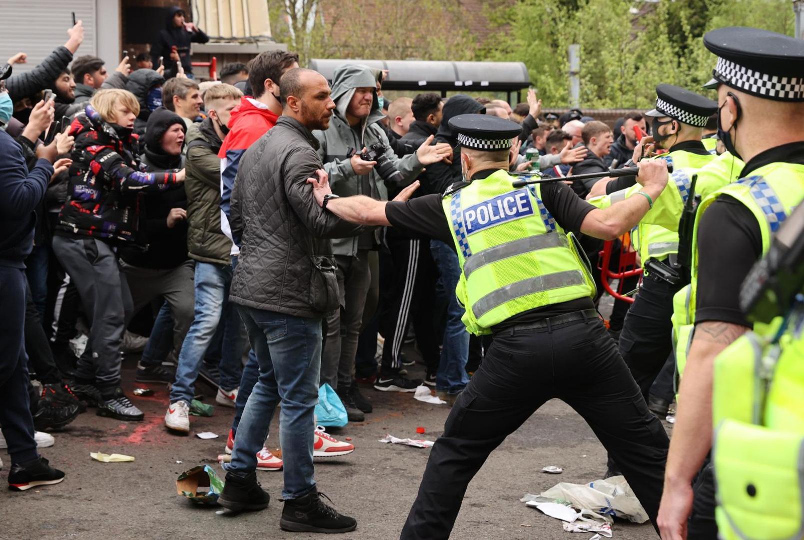 Najveći derbi engleskog nogometa, sudar Manchester Uniteda i Liverpoola je otkazan zbog sigurnosnih razloga, objavili su "Crveni vragovi", nakon što su navijači Uniteda provalili na travnjak Old Trafforda