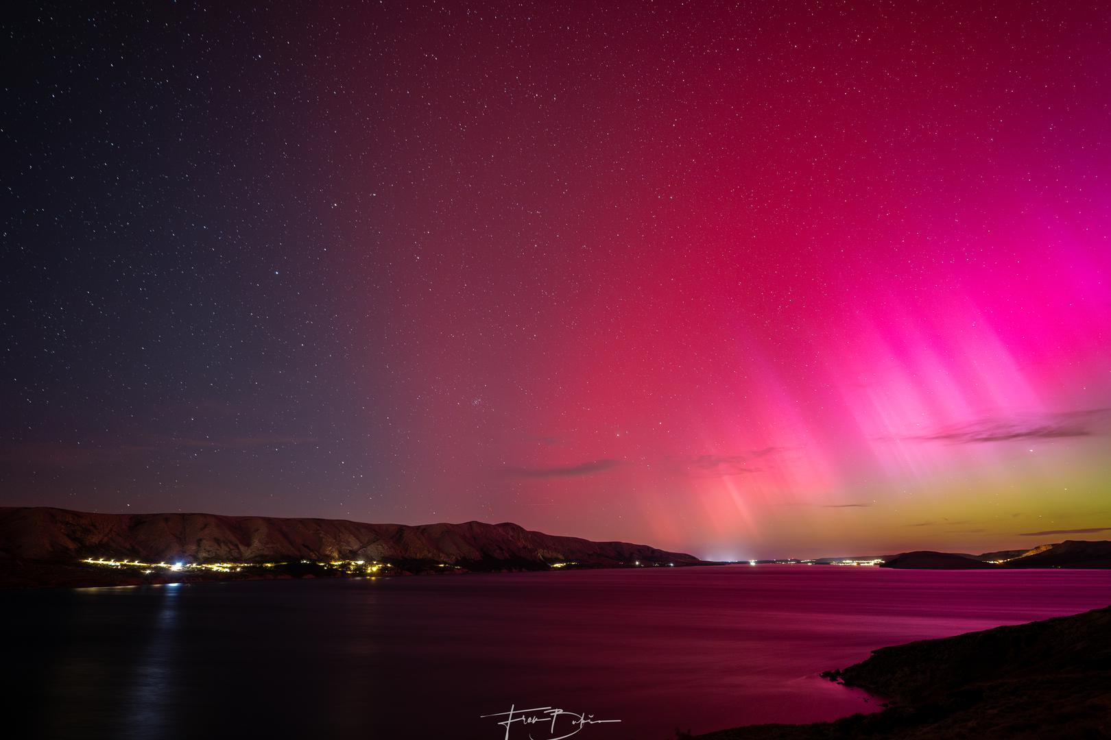 Otok Pag/ Da smo auroru mogli uočiti i iz Hrvatske, ranije su najavili iz IstraMeta, koji pišu da je jaka sunčeva oluja pogodila Zemlju ranije od očekivanja.
