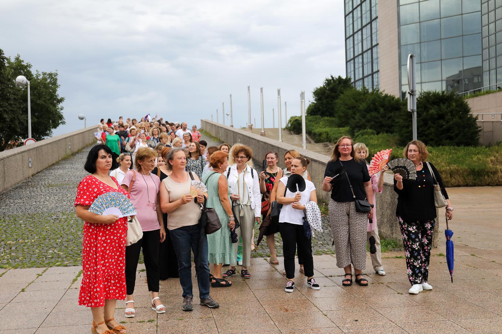 25.07.2023., Zagreb,  Pravosudni sluzbenici koji su vec osmi tjedan u strajku dosli su izraziti svoje nezadovoljstvo s pregovorima ispred Kongresne dvorane gdje se odrzava 256.sjednica Gospodarsko-socijalnog vijeca na kojoj se prezentira prijedlog zakona o placama u drzavnoj sluzbi i javnim sluzbama Photo: Emica Elvedji/PIXSELL