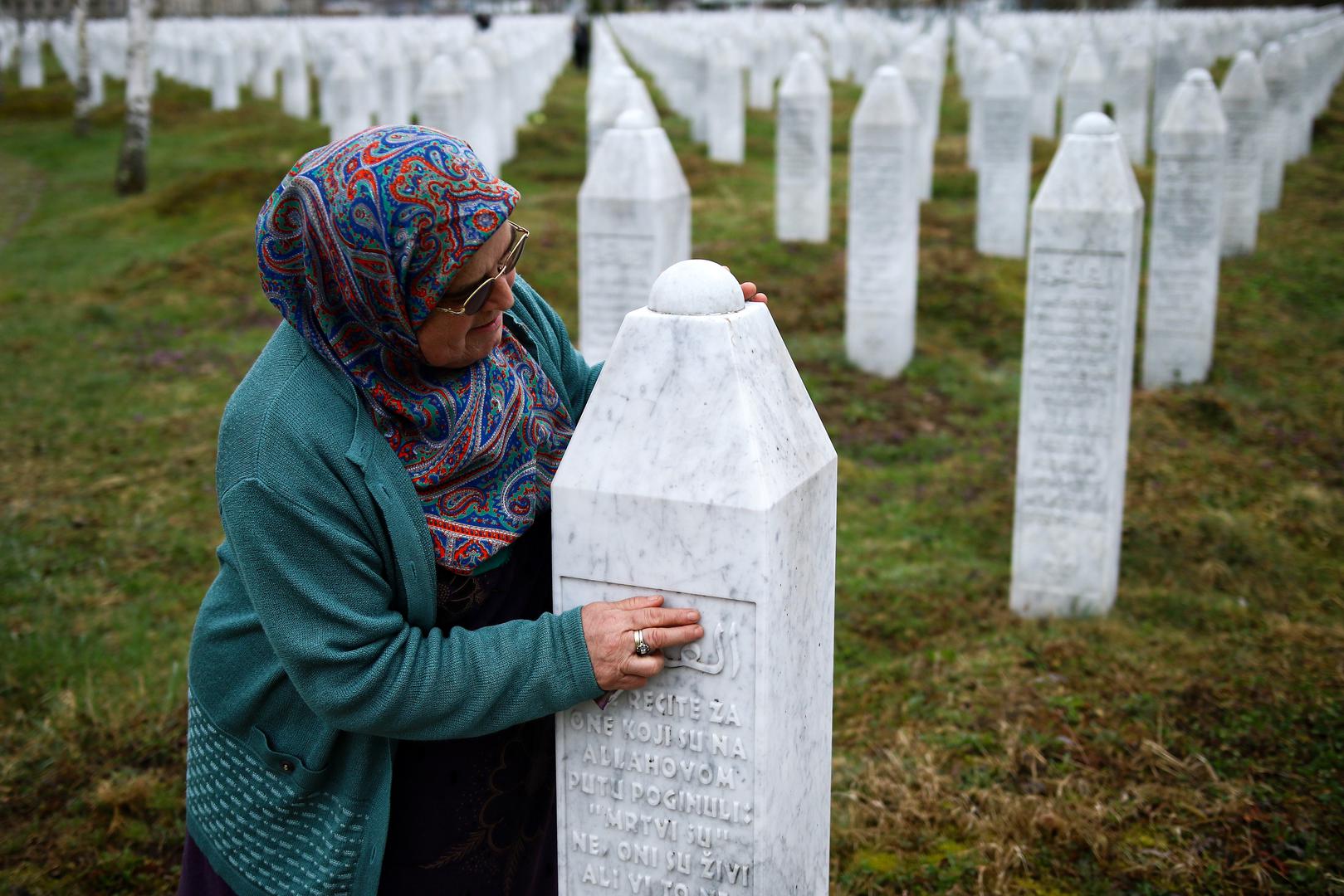 Memorijalni centar Srebrenica - Potočari 20.03.2019, Potocari, Bosna i Hercegovina - rPorodice stradalih obilaze grobove svojih najmilijih i cekaju izricanje drugostupanjske presude Radovanu Karadzicu. U Memorijalnom centru u Potocarima organizirano je javno gledanje presude.rPhoto: Armin Durgut/PIXSELL 