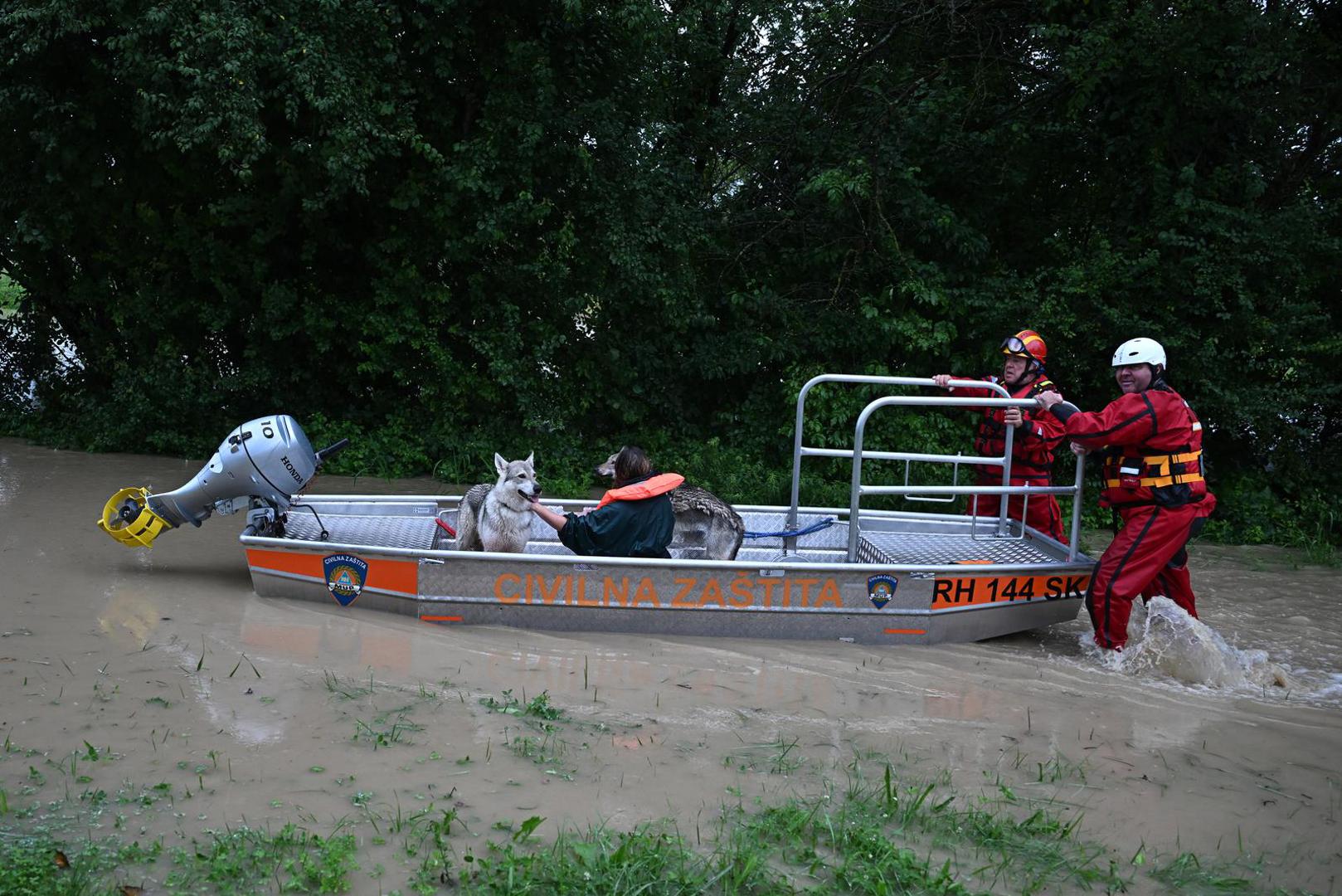 05.08.2023., Drenje Brdovecko - Civilna zastita i HGSS spasavaju zivotinje iz poplavljenjih domova Photo: Davor Puklavec/PIXSELL