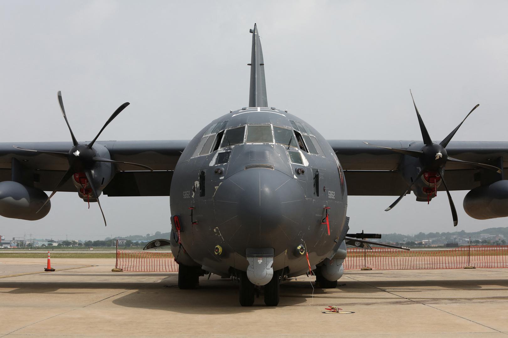 AC-130J, najnovija verzija borbenih letjelica američkog ratnog zrakoplovstva Hercules, već drugu godinu zaredom testira svoju vojnu sposobnost u Koreji. Bojnik Heath Curtis, časnik za borbene sustave na Herculesu, kaže da je važno da topovnjača preleti Pacifik jer to omogućava obuku s iskustvom u uvjetima koji se ne mogu simulirati na poligonima u Floridi ili New Mexicu.