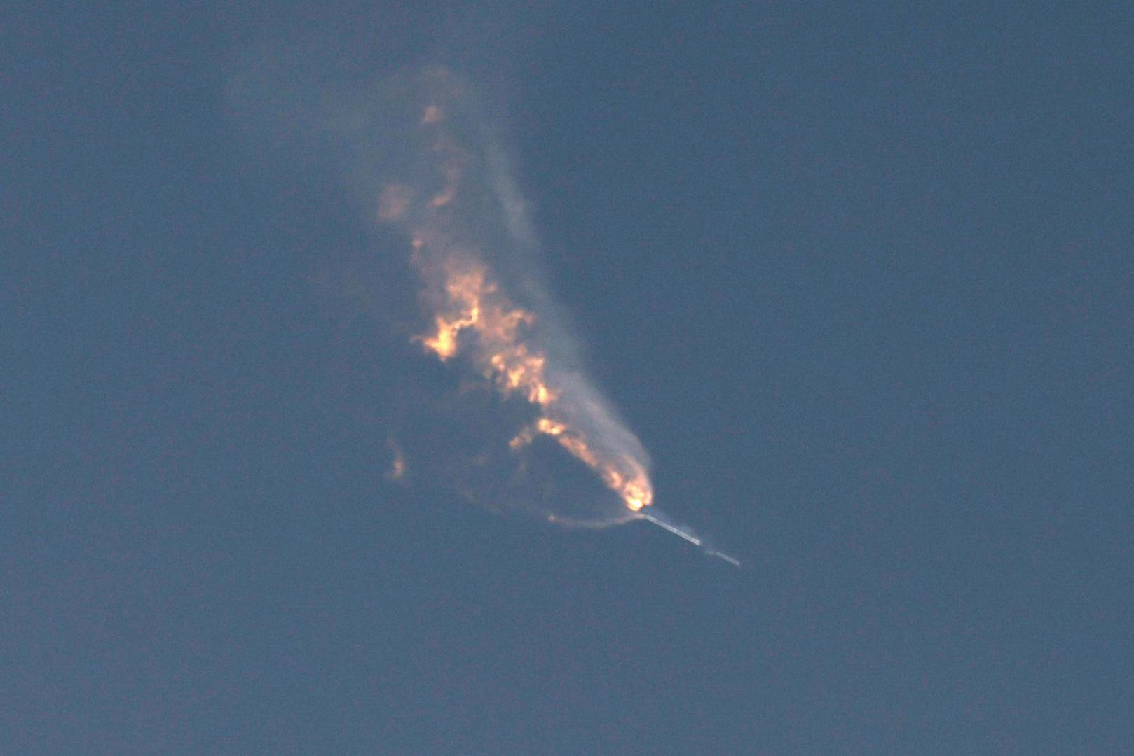 SpaceX's next-generation Starship spacecraft, atop its powerful Super Heavy rocket, spins before exploding after its launch from the company's Boca Chica launchpad on a brief uncrewed test flight near Brownsville, Texas, U.S. April 20, 2023. REUTERS/Joe Skipper Photo: JOE SKIPPER/REUTERS