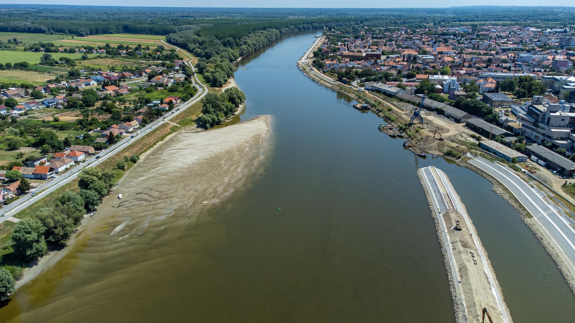 22.07.2022., Osijek - U ljetno vrijeme nizak vodostaj rijeke Drave. Drava kod Osijeka uz zeljeznicki i cestovni most.
  Photo: Davor Javorovic/PIXSELL