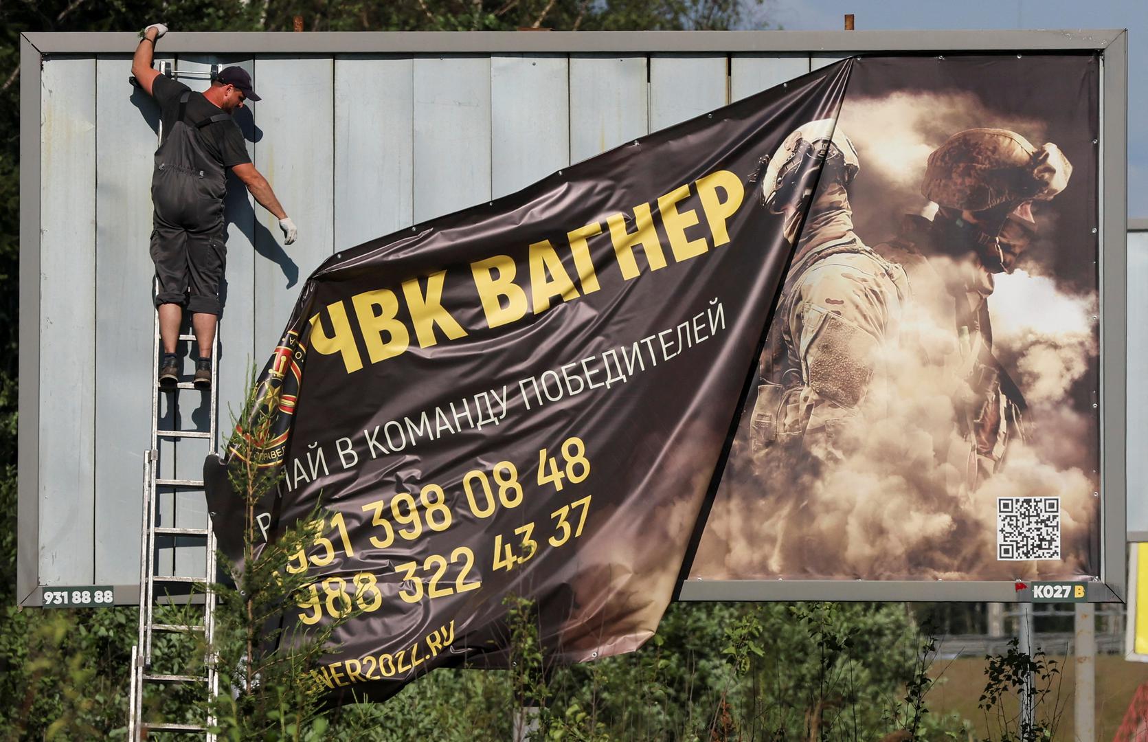 A worker removes an advertising banner promoting service in Wagner private mercenary group on the outskirts of Saint Petersburg, Russia, June 24, 2023. A slogan on the banner reads: "Accede to the team of victors!" REUTERS/Anton Vaganov Photo: ANTON VAGANOV/REUTERS