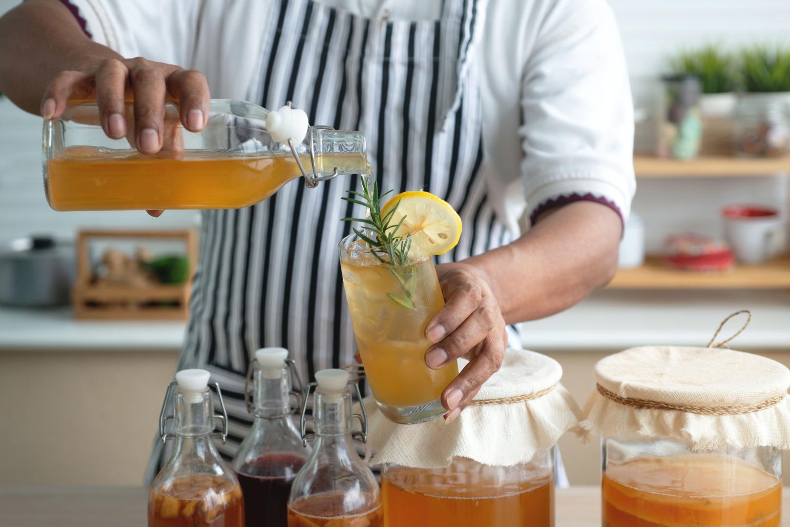 Tvrda kombucha: Kombucha je fermentirani napitak napravljen od čaja, šećera i aktivne bakterijske kulture kvasca. Budući da je fermentiran, prirodno ima vrlo niske razine alkohola, no tvrda kombucha fermentira se dulje kako bi se stvorio viši volumenski sadržaj alkohola. Čini ga svježim i ukusnim, blago alkoholnim pićem, koje je izrazito bogato probioticima. Dijetetičari tvrde da koristi koja se vidi kod pijenja kombuche je njezina sposobnost da pomaže u probavi i jača vaš imunitet uvođenjem zdravih bakterija u mikrobiom crijeva, slično drugim fermentiranim namirnicama poput jogurta ili kimchija. 