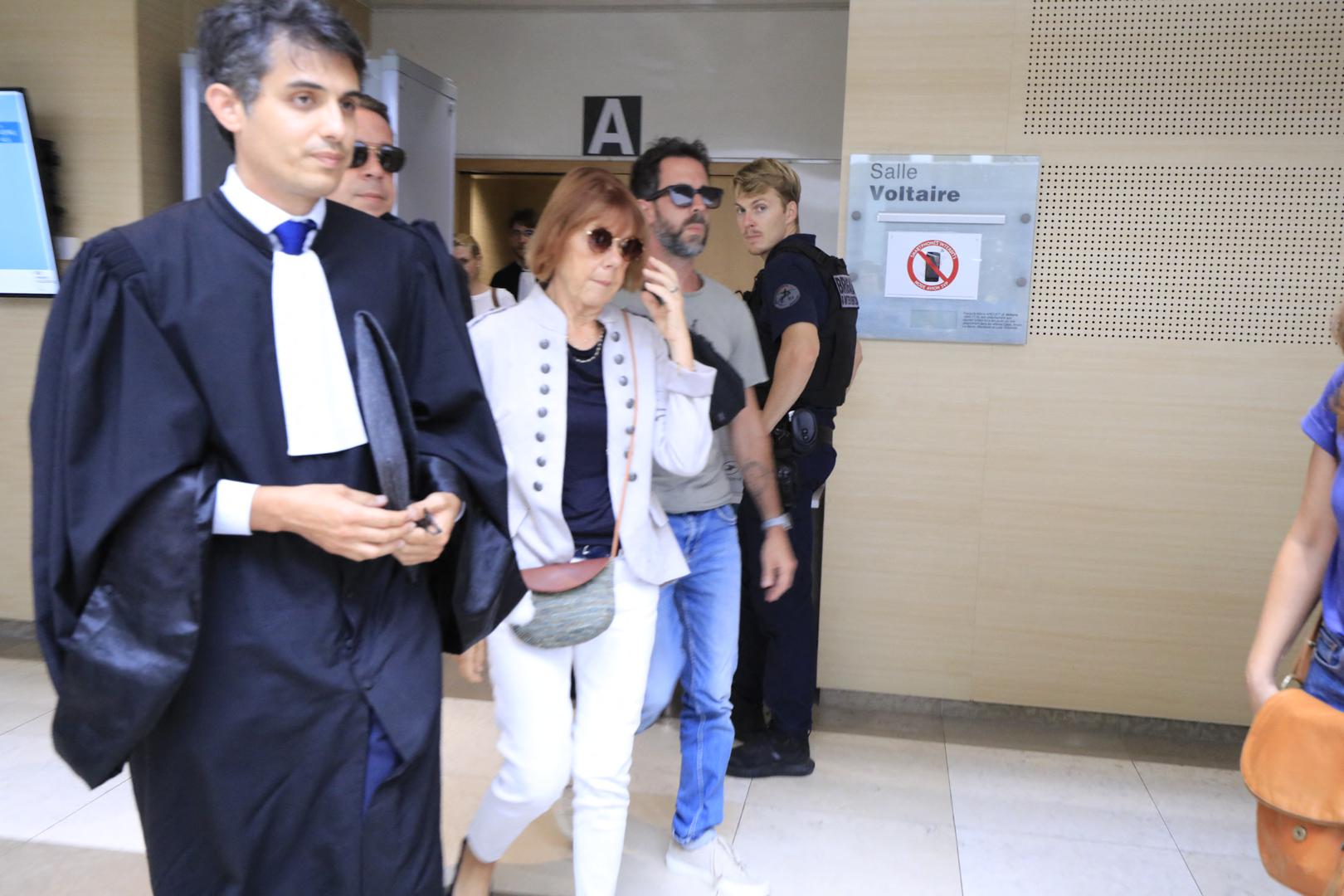 Gisèle Pélicot arrive avec ses fils David et Floriant Pélicot - Procès du viol de Gisèle Pélicot par cinquante hommes âgés de 26 à 74 devant la cour criminelle départementale de Vaucluse à Avignon, France, le 4 septembre 2024. Son mari Dominique Pélicot, est accusé d'avoir drogué sa femme pendant dix ans pour la soumettre sexuellement à d'autres hommes qu'il recrutait sur internet. Il est jugé avec 50 autres hommes âgés de 26 à 74 ans pour vioIs aggravés, à partir du lundi 2 septembre et pour quatre mois. © Franz Chavaroche/Nice Matin/Bestimage Gisèle Pélicot arrive with her children to the courthouse during the trial of her husband accused of drugging her for nearly ten years and inviting strangers to rape her at their home in Mazan, a small town in the south of France, in Avignon, on September 4, 2024. The case involves 50 co-defendants. The defendants, 18 of whom are on remand, are men aged between 21 and 68 at the time of the events. Photo: Franz Chavaroche / Nice Matin / Bestimage/BESTIMAGE