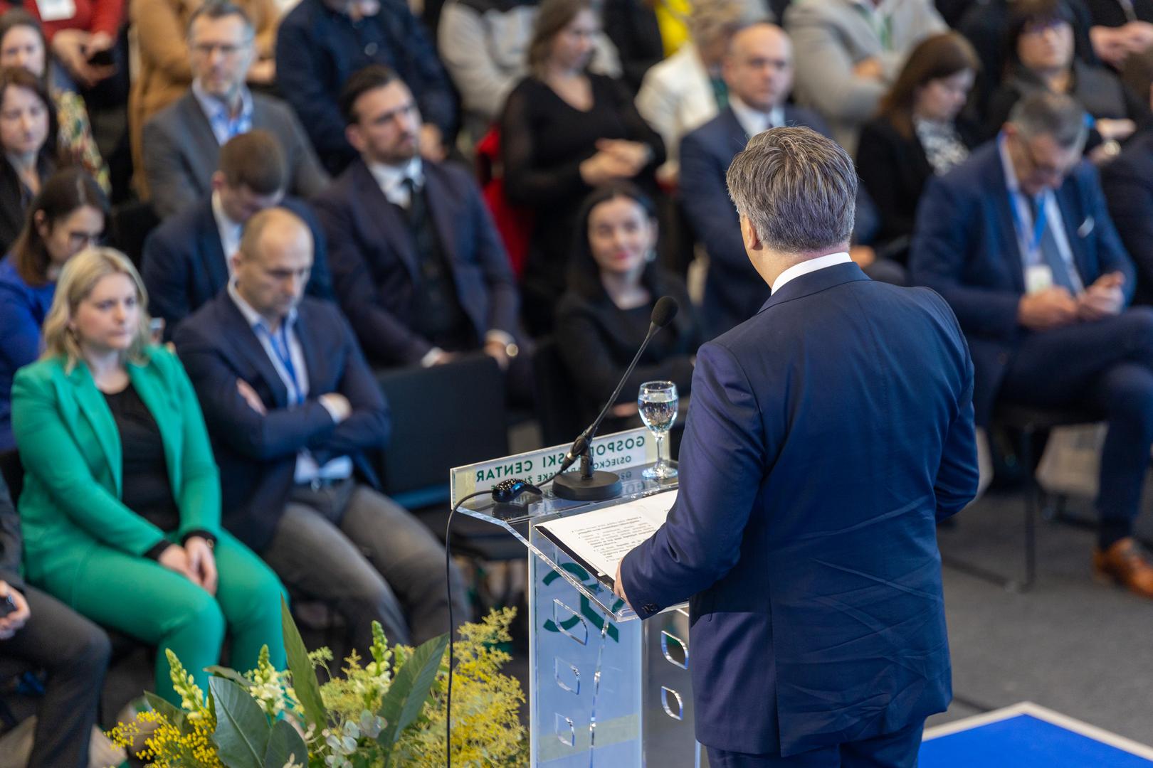 25.01.2024., Osijek - Predsjednik Vlade Andrej Plenkovic sudjelovao je na svecanom otvorenju konferencije 4. Dani poljoprivrede, ribarstva i sumarstva. Nakon otvaranja konferencije, ministrica poljoprivrede Marija Vuckovic urucila je ugovore iz Programa ruralnog razvoja, a potom su zajedno obisli izlagace poljoprivredno-prehrambenih proizvoda.
 Photo: Borna jaksic/PIXSELL