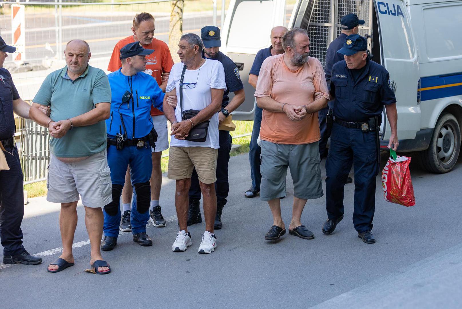 11.07.2024., Osijek - Zupanijski sud, Privodjenje petorice uhicenih, osumnjicenih za ratni zlocin sucu istrage. Photo: Davor Javorovic/PIXSELL