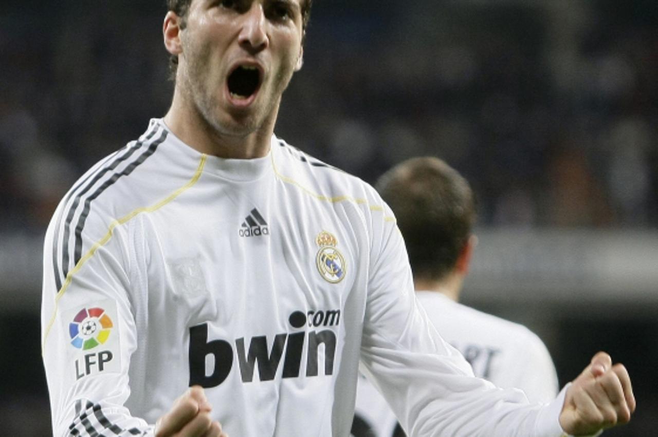 'Real Madrid\'s Gonzalo Higuain celebrates his goal against Valencia during their Spanish First Division soccer match at Madrid\'s Santiago Bernabeu stadium April 18, 2010. REUTERS/Andrea Comas (SPAIN