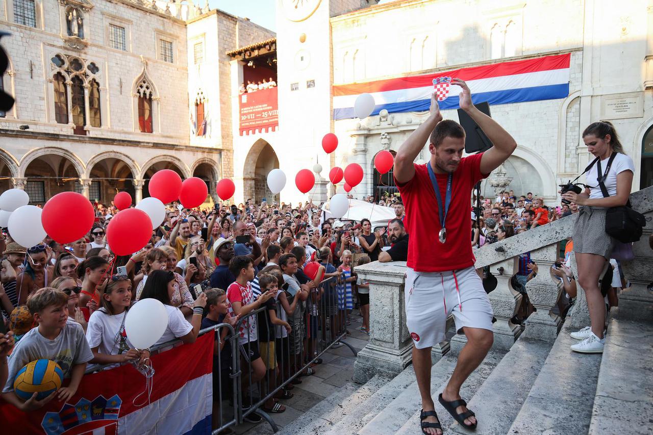 Dubrovnik: Srebrni vateropolisti dočekani ispred crkve sv. Vlaha