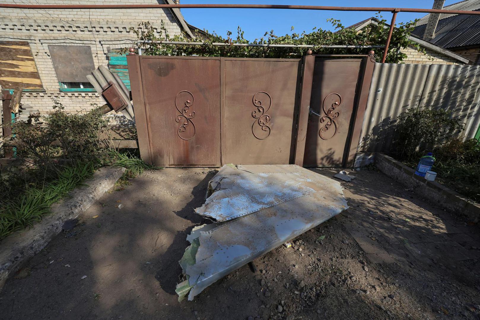 A part of a Russian aerial vehicle, which local authorities assume to be a newest heavy unmanned aerial vehicle S-70 Okhotnik (Hunter) or variation of Sukhoi fighting jet, is seen in residential area of the town of Kostintynivka after it was shot down, amid Russia's attack on Ukraine, in Donetsk region, Ukraine October 5, 2024.  Radio Free Europe/Radio Liberty/Serhii Nuzhnenko via REUTERS    THIS IMAGE HAS BEEN SUPPLIED BY A THIRD PARTY Photo: RFE/RL/SERHII NUZHNENKO/REUTERS