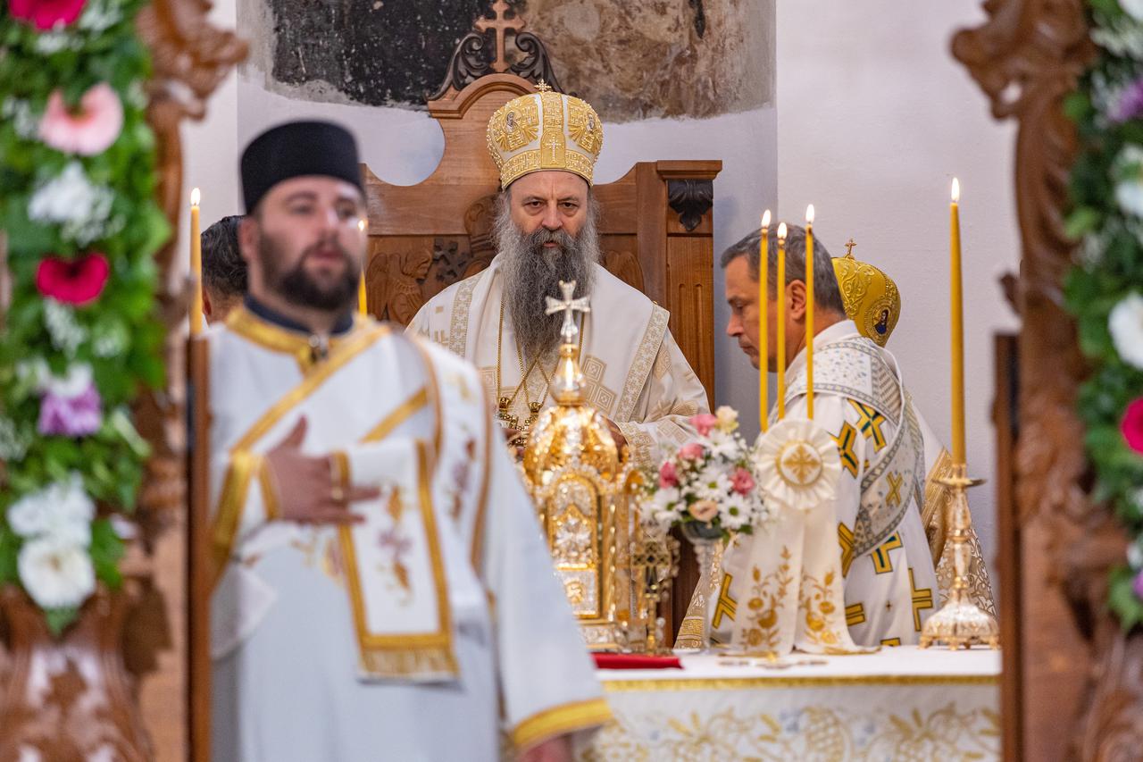 Vukovar: Porfirije, patrijarh Srpske pravoslavne crkve, stigao u crkvu  Sv. Nikolaja Mirlikijskog 