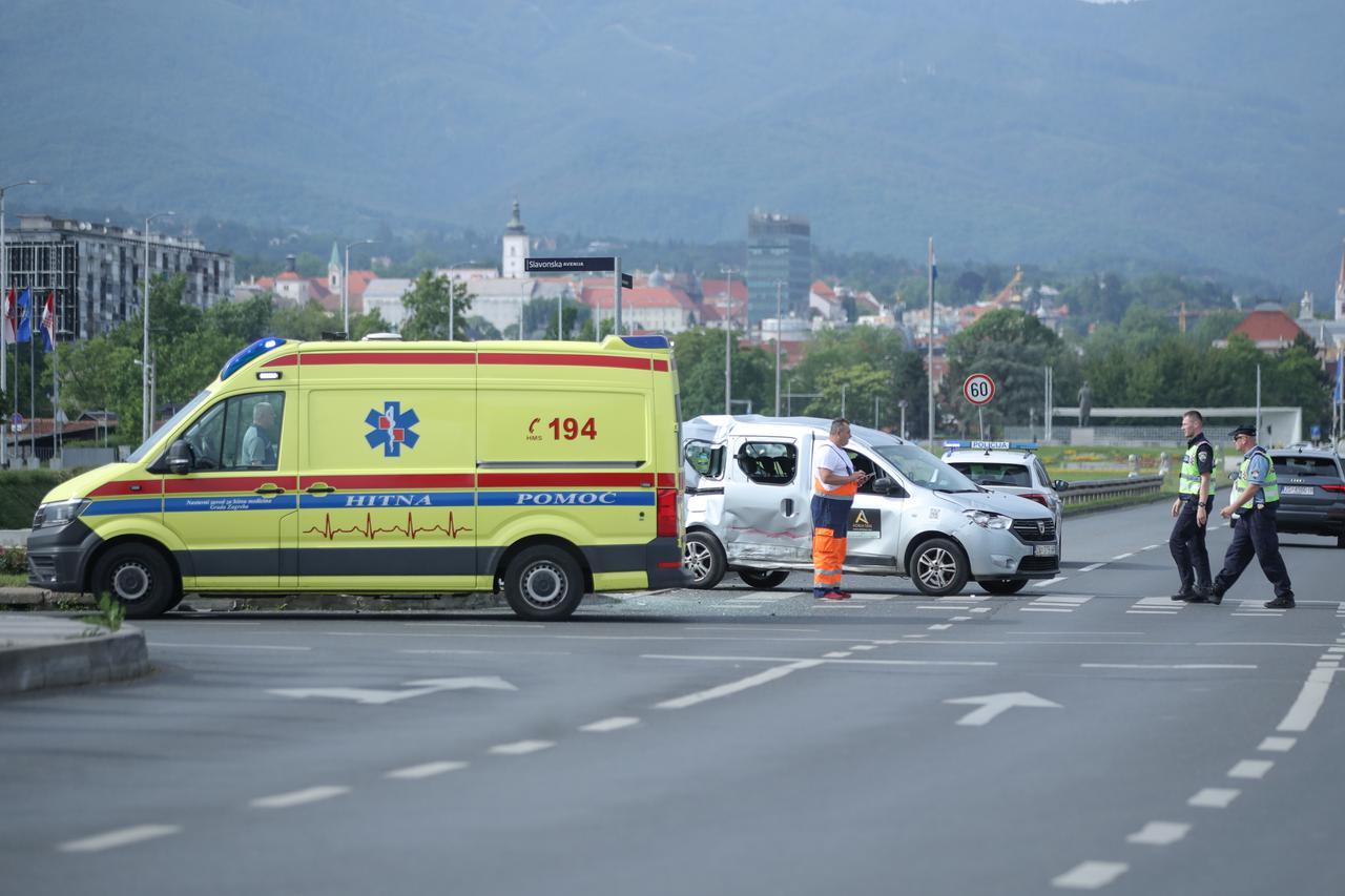 Zagreb: Sudar dva automobila na raskrižju Slavonske avenije i Avenije Većeslava Holjevca