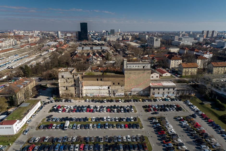 Zagreb: Pogled iz zraka na staru ruševnu zgradu Paromlina