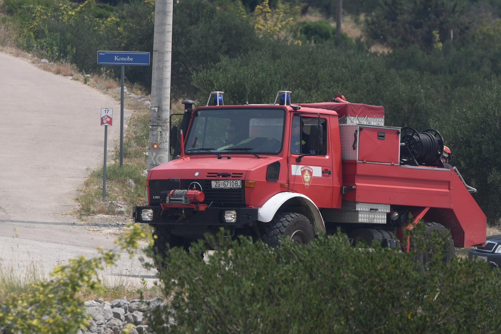 Jak požar izbio je ove srijede oko 11 sati u Gornjim Banovcima kod Šibenika, a zasad su evakuirane dvije obitelji iz zaseoka Šaškovi. Požar zasad nije ni blizu kraja gašenja, javili su vatrogasci, a zatvorene su i dvije ceste kako bi se osigurao nesmetan prolaz vatrogasca. Građani su već pomalo u strahu, govoreći kako je nebo u potpunosti crno.
- Ne znamo hoćemo li ostati ovdje ali zasad se nigdje ne može otići - ispričali su mještani.