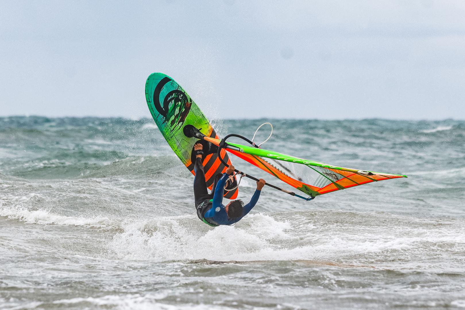 12.09.2024., Umag - Kisa je prvo potopila neke dijelove Umaga, a poslije je jak vjetar izmamio znatizeljne turiste i surfere na more. Photo: Srecko Niketic/PIXSELL