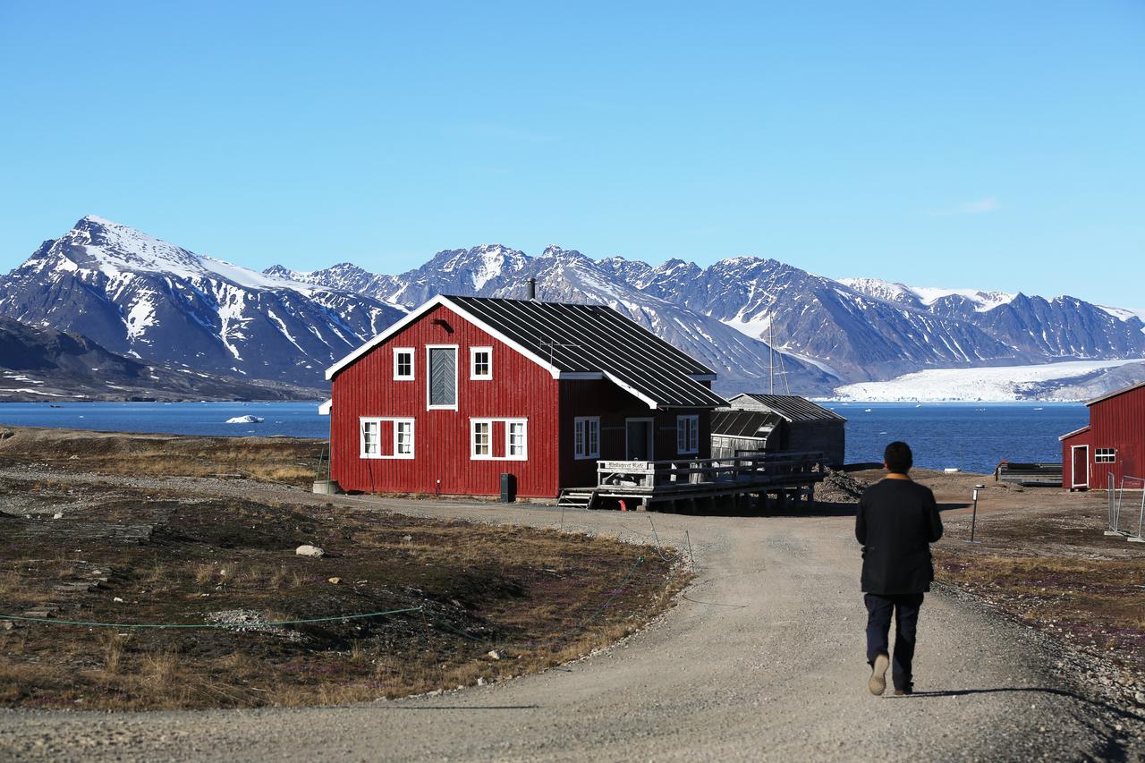 NORWAY-NY-ALESUND-POLAR DAY-SCENERY