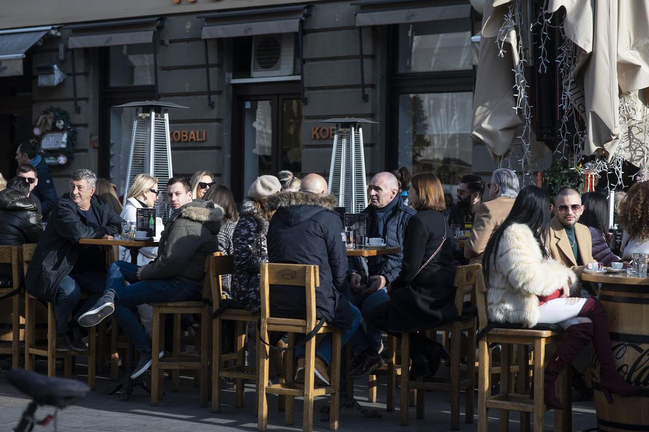 Zagreb: Popunjene terase kafića u centru grada