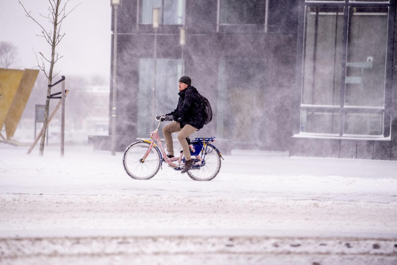 firo: 07.02.2021 onset of winter, snow, snow flurries, snow drifts, winter chaos in Mvºnsterland NRW, North Rhine-Westphalia, winter