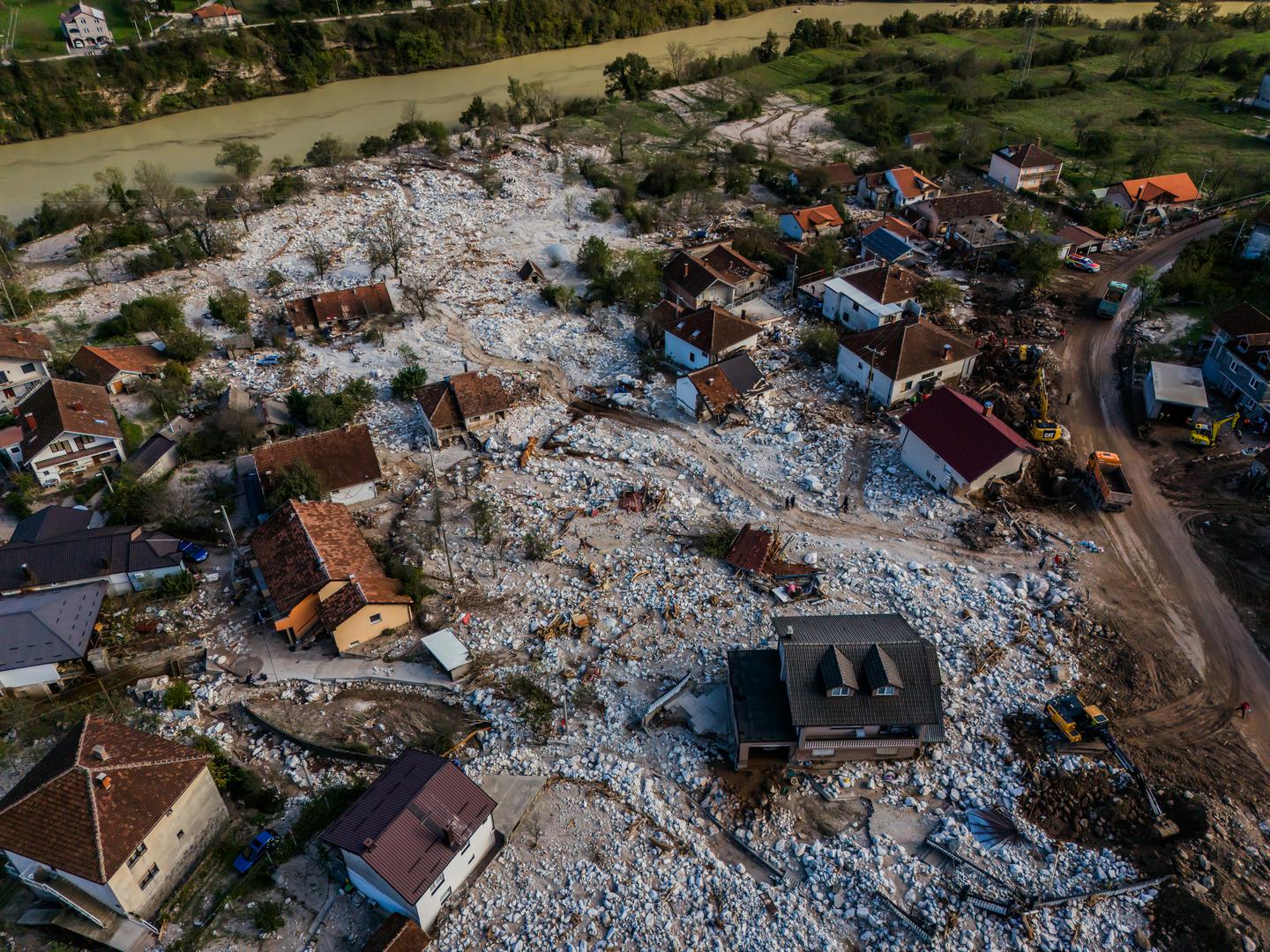 Ovako izgleda Donja Jablanica, selo čiji je veći dio sravnjen sa zemljom u naletu stijenja s ilegalnog kamenoloma koji se nalazio na brdu iznad sela. 