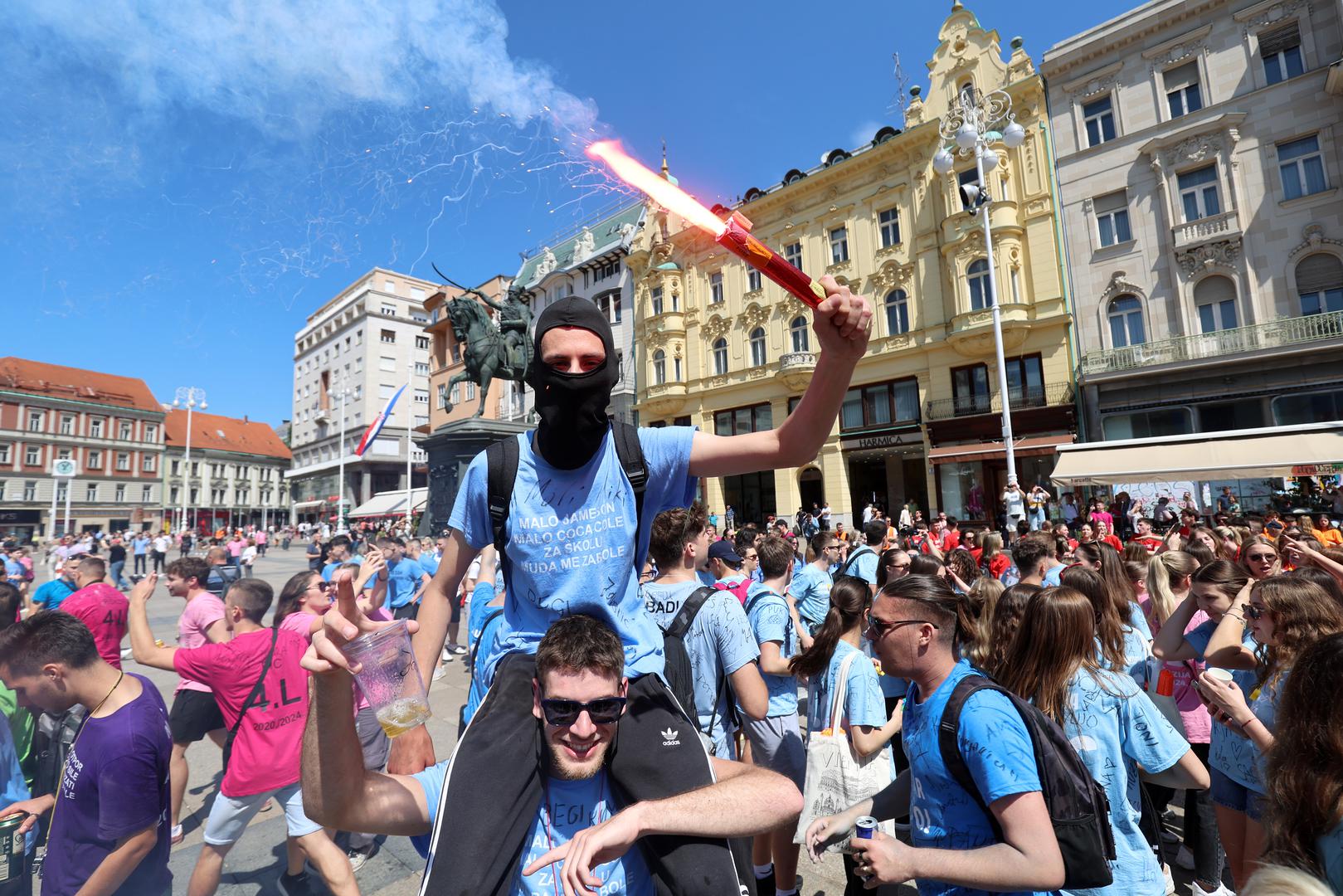 24.05.2024., Zagreb - Zagrebacki maturanti okupljaju se na Trgu bana Josipa Jelacica od kuda ce u povorci krenuti prema Bundeku gdje ce obiljeziti zavrsetak srednjoskolskog obrazovanja. Photo: Sanjin Strukic/PIXSELL