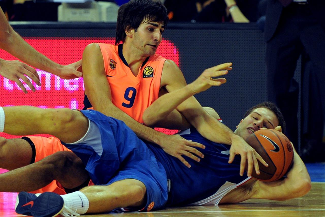 'Barcelona\'s Ricky Rubio (L) vies with Cibona \\u0301s Bojan Bogdanovic (R) during their Euroleague Basketball match on October 21, 2010 at the Palau Blaugrana in Barcelona.    AFP PHOTO/ LLUIS GENE 