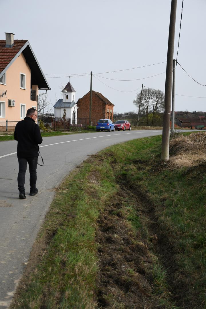 04.03.2024., Siscani - Putni jarak i rasvjetni stup u mjestu Siscani pored Cazme gdje je sletio autobus pun skolske djece. Srecom nema ozlijedjenih, a autobus je ekspresno uklonjen sa zavojitog ijela ceste.   Photo: Damir Spehar/PIXSELL