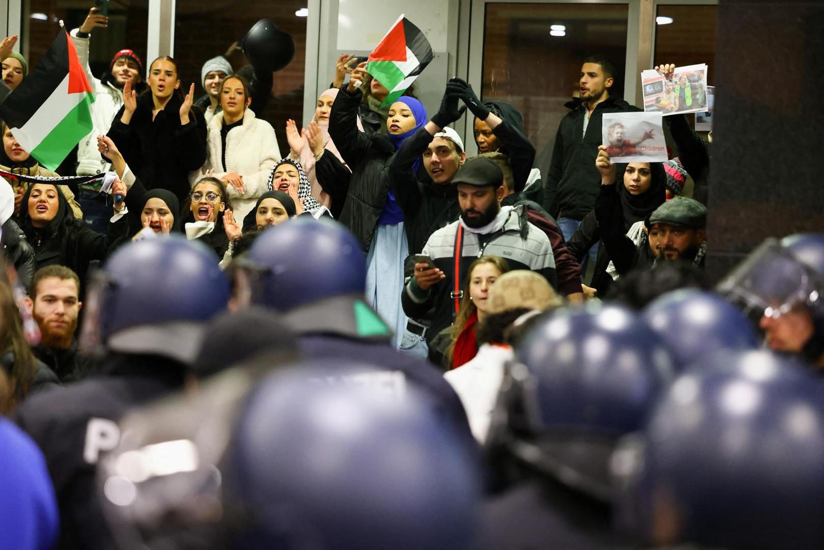 Pro-Palestinian demonstrators protest in front of police officers during the ongoing conflict between Israel and the Palestinian Islamist group Hamas, in Berlin, Germany October 15, 2023. REUTERS/Christian Mang Photo: CHRISTIAN MANG/REUTERS