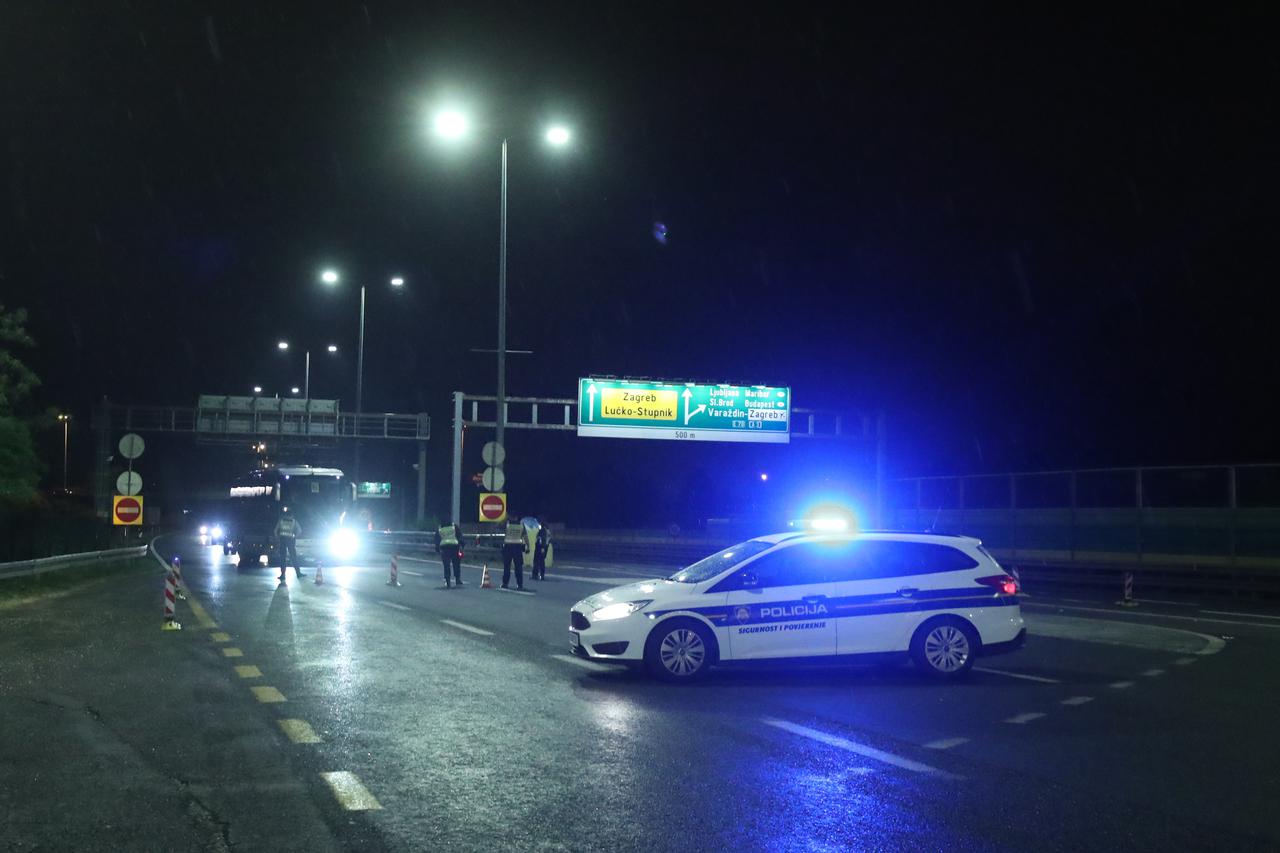 Zatvorena autocesta Zagreb - Karlovac u oba smjera, navijači se potukli s policijom