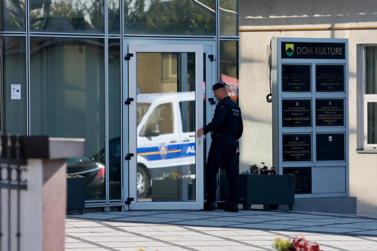 Policija i USKOK tijekom pretresa kuće Josipa Šarića, gradonačelnika Otoka